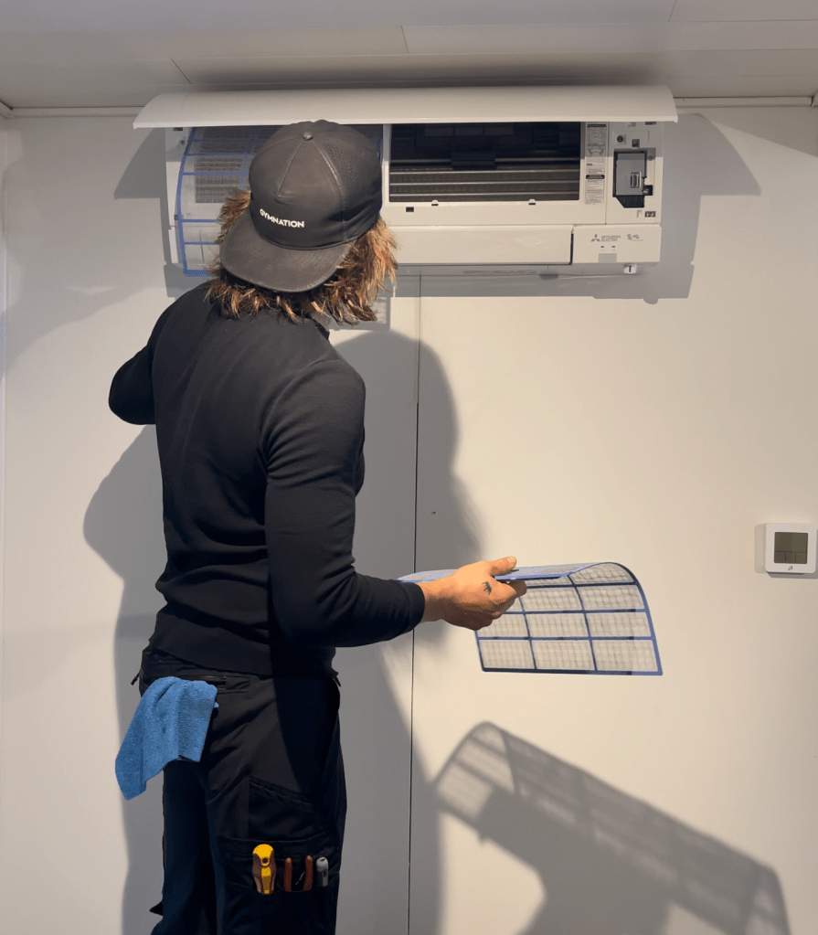 Ilmalämpöpumpun huolto ja puhdistaminen on tärkeää sisäilman laadun ja energiatehokkuuden kannalta.